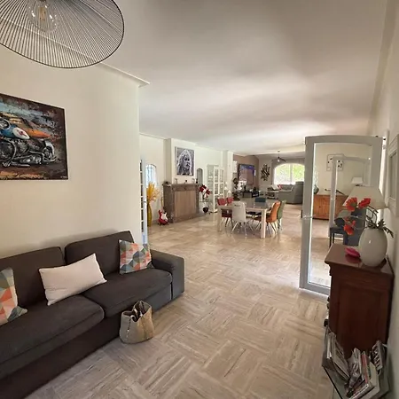 Vila Climatisee Avec Grande Piscine